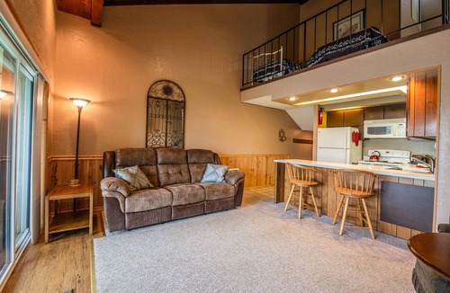 Sandpoint Condo | Waterfront condo w/complimentary boat slip, shared pool, & sports courts