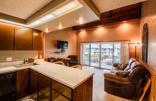 Sandpoint Condo | Waterfront condo w/complimentary boat slip, shared pool, & sports courts