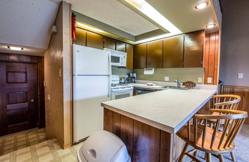 Sandpoint Condo | Waterfront condo w/complimentary boat slip, shared pool, & sports courts