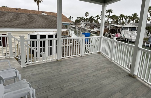 Port Isabel Cottage | Waterfront Coral Cottage