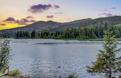 Priest River House | Waterfront cottage with private dock