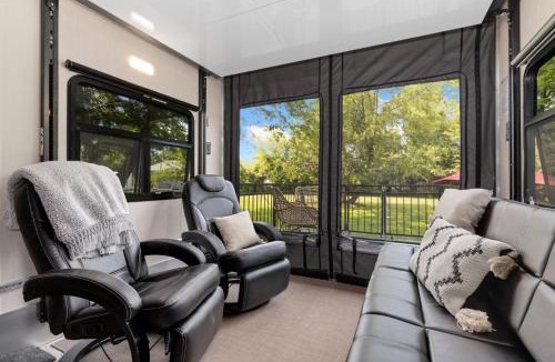Mayo House | Waterfront Getaway, Dock Your Boat & Play!