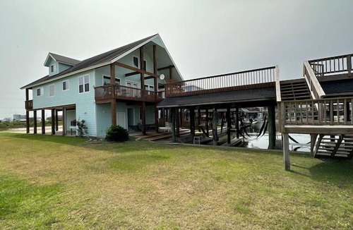 Port O Connor House | WATERFRONT Hahn's Hideaway pets add more $