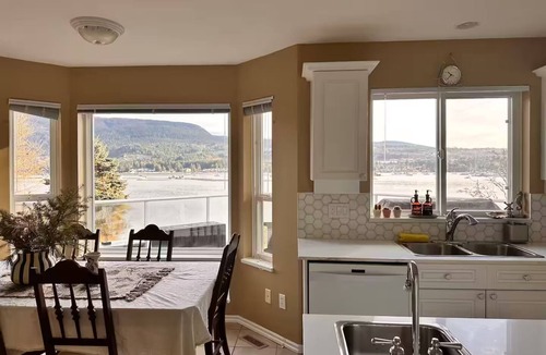 Sechelt House | Waterfront House with Private Beach Access