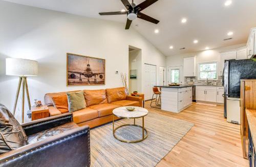 Hickory House | Waterfront Lake Hickory Retreat w/Private Dock!