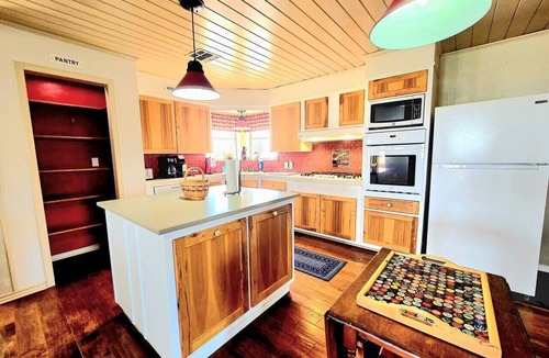 Port Lavaca House | Waterfront, Lighted Pier and Family Games!