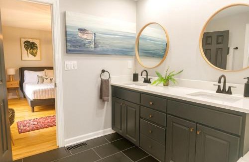 Barium Springs House | Waterfront Retreat with Spectacular Interior, Jacuzzi and Game Room in NC