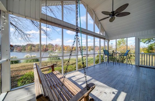 Bowling Green Cottage | Water’s Edge Cottage—3-BR/6 Bed Lake Wylie Stay—Fire Pit!