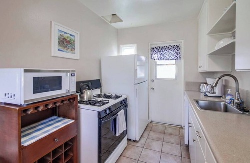 Pacific Beach House | Welcome Fall @ Betty's Bungalow-pets+walk to beach