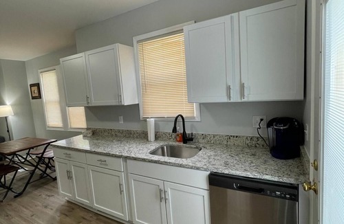 Warren House | Welcome to our charming two-bedroom in Warren/Detroit, MI n