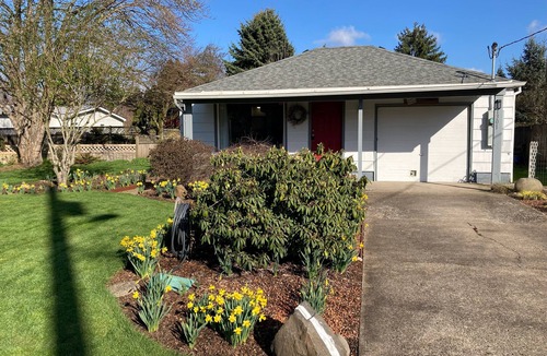 Eugene House | Welcome to Piccolo Cottage! Located in a quiet residential area,