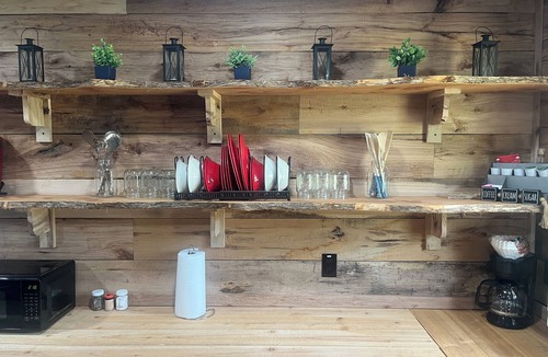 Ripley Cabin | Welcome to The Outskirts! Comfy Cabin Studio perfect for that weekend getaway.