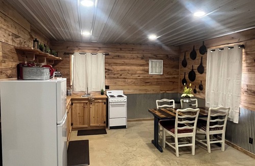Ripley Cabin | Welcome to The Outskirts! Comfy Cabin Studio perfect for that weekend getaway.