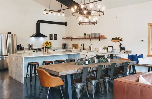 Leavenworth House | Welcome To Your Perfect Group Retreat! Sleeps up to 26 Hot Tub Pet Friendly!