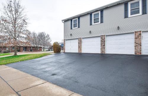 Quad Cities Apartment | Welcoming Condo in Davenport Central Location!