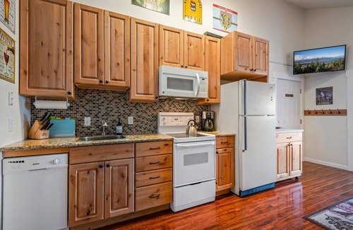 Sandpoint Condo | Well appointed with Hot tub and steps to lift access!