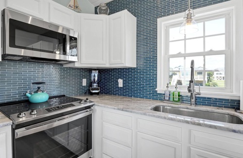 Long Beach Cottage | West End Gulls~ Guest Favorite ~ Beach Access ~ Astonishing Views
