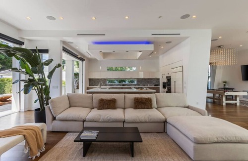 Fairfax District House | West Hollywood Haven: Pool, Chef’s Kitchen & More
