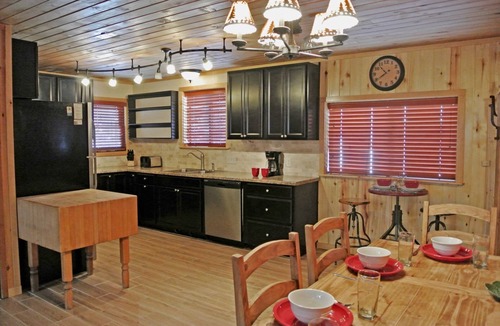 Red River Cabin | West Yankee - In Town - Pet Friendly - Satellite - Washer/Dryer - On Main Street