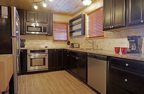 Red River Cabin | West Yankee - In Town - Pet Friendly - Satellite - Washer/Dryer - On Main Street