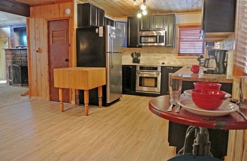 Red River Cabin | West Yankee - In Town - Pet Friendly - Satellite - Washer/Dryer - On Main Street