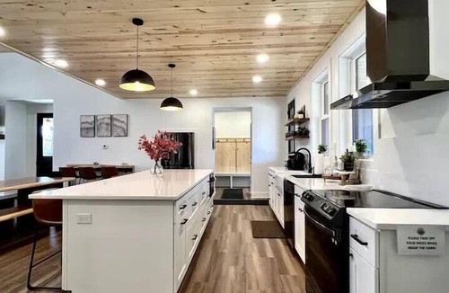 Logan House | Whiskey Ridge Cabins- Hocking Hills Luxury Cabin