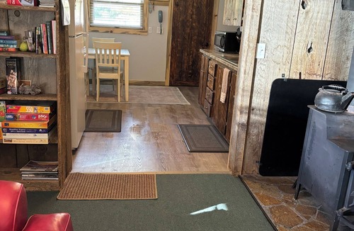 Lolo Cabin | Whispering Moose located for great hikes, Missoula breweries and coffee shops.