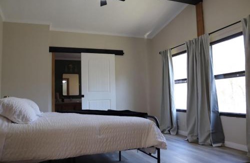 Damon House | White-tailed Ranch - Peaceful 1-Acre Nature Escape