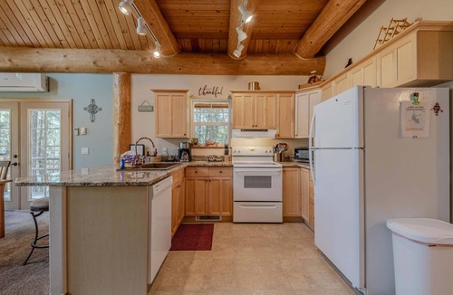 Eureka Cabin | Whitetail Cabin – Glen Lake Views | Pool Table