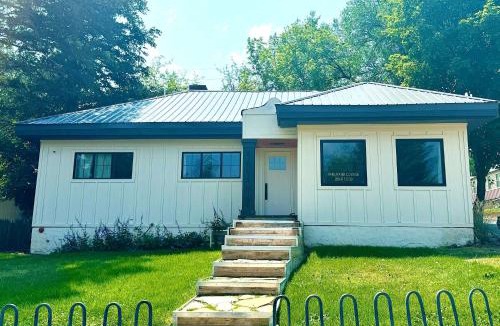 Lava Hot Springs House | Whitewater Cottage- IN TOWN walk to everything