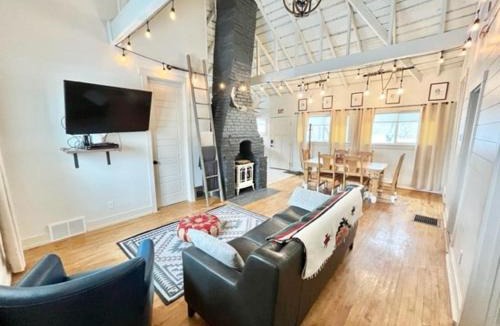 Lava Hot Springs House | Whitewater Cottage- IN TOWN walk to everything