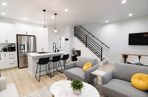 Veterans Park House | Whitewater Getaway-Charming 3-bedroom townhome with WiFi, AC in brilliant Boise