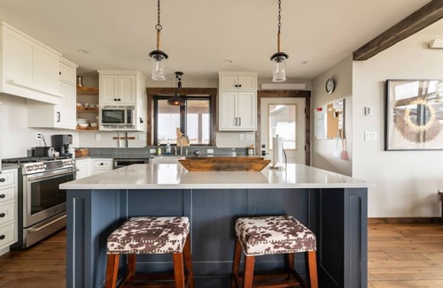 Victor House | Wild Mustang: Great for Large Groups, Lots of Space Inside & Out, Views, Pet Friendly