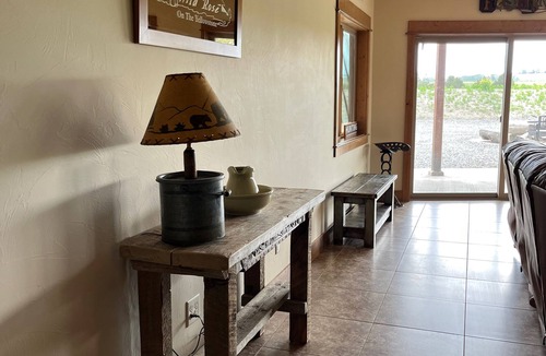 Emigrant House | Wild Rose River Level Apartment With Private Acre Pond