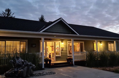 Forks House | ★ Wild West Coast Getaway ★ Hot Tub ★ game room ★ Starlink ★ creek ★ in town ★