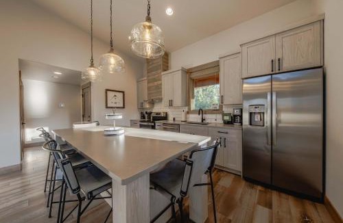 Eureka House | Wilderness Club Cabin - Sleeps 7