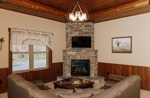 Dundee Cabin | Wildflower Paradise: Luxury Lodge Suite in Amish Country