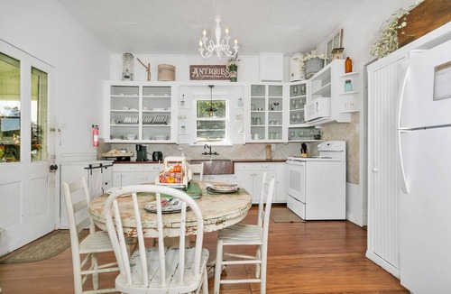 Stonewall House | Wine Cellar Farmhouse | 3 King Beds | Full Kitchen | Pet Friendly w/fee
