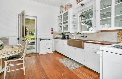 Stonewall House | Wine Cellar Farmhouse | 3 King Beds | Full Kitchen | Pet Friendly w/fee