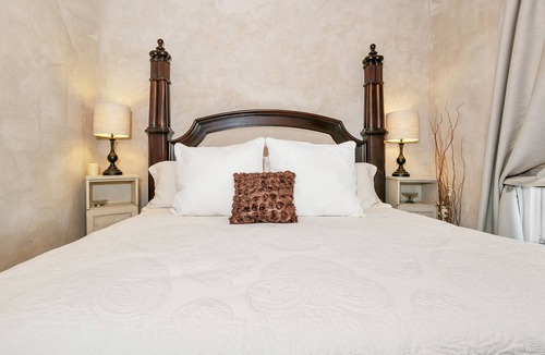 Stonewall House | Wine Cellar Farmhouse | 3 King Beds | Full Kitchen | Pet Friendly w/fee