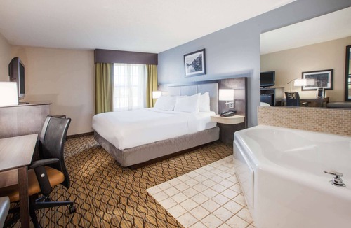 Roseville Hotel | Wingate by Wyndham Roseville/Detroit