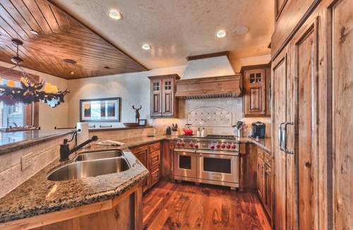 Empire Pass House | Winter Adventure Awaits: Luxury Mountain Design, Hot Tub & Shuttle Access!