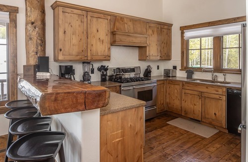 Spanish Peaks Cabin | Winter in Big Sky! Spanish Peaks Cabin with Ski-in/Ski-out Access! Hot Tub!