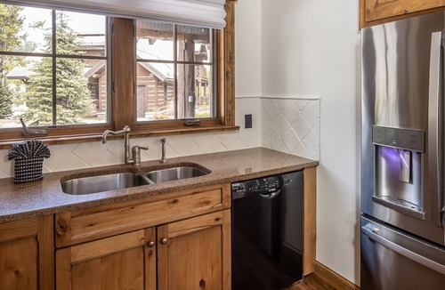 Spanish Peaks Cabin | Winter in Big Sky! Spanish Peaks Cabin with Ski-in/Ski-out Access! Hot Tub!