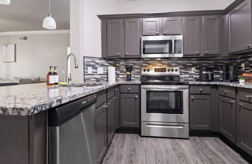 Riverpark West Apartment | Winter Modern Stay: Family & Corporate Friendly