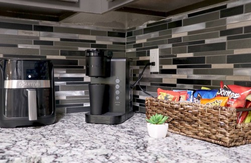 Riverpark West Apartment | Winter Modern Stay: Family & Corporate Friendly