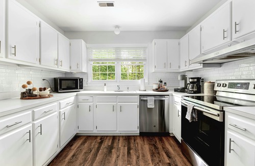 Charlotte House | Winter Special! Cozy/Rustic style Ranch in South CLT w King en Suite, Fenced In.
