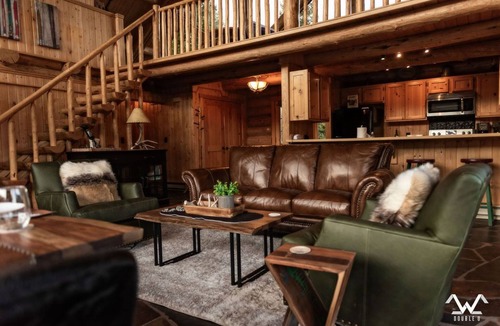 Gallatin Gateway Cabin | Winter Wonderland Cabin! Sleeps 12! Awesome Hot Tub and Fireplace!