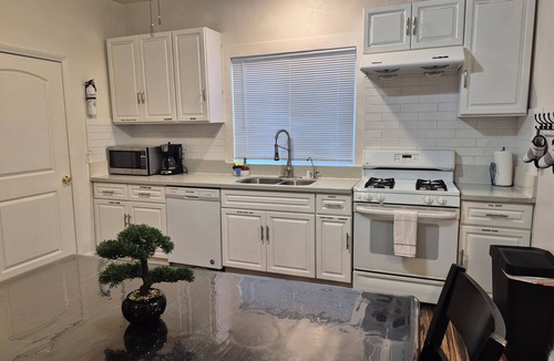 Bungalow Heaven House | Wonderful 4-bedroom house with AC in charming Pasadena
