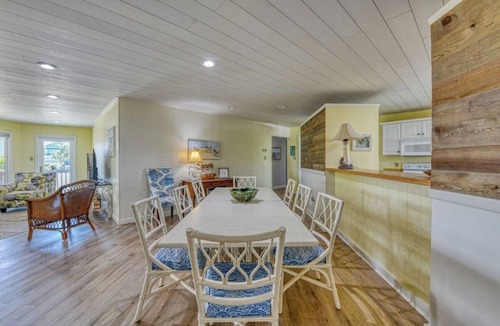 Inlet Harbour House | Wonderful 5-bedroom, canal-front house in Garden City